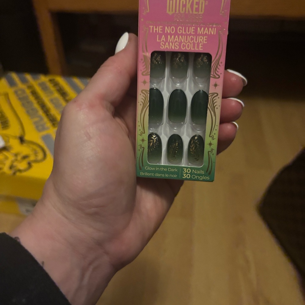 Kiss Wicked Glow in the Dark Press-On Nails - Black and Gold